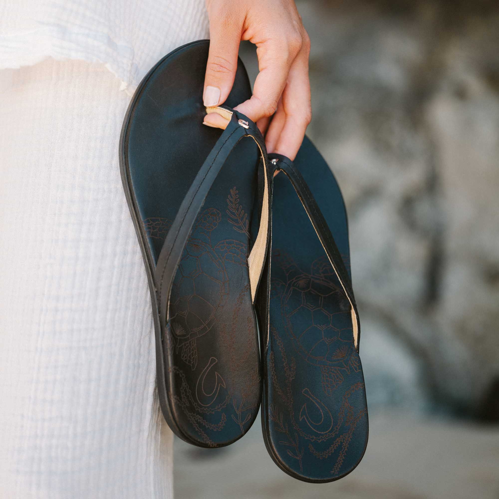 Honu Women's Leather Beach Sandals - Black - Image 3